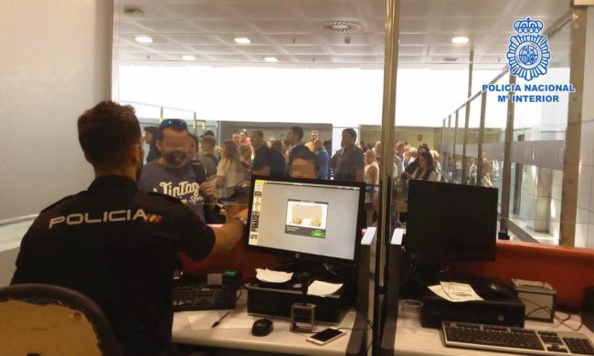 Detenidos en el Aeropuerto de Almería dos albaneses que quería entrar ilegalmente en Reino Unido