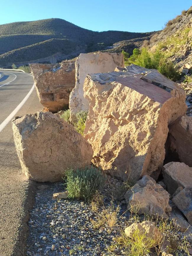 PSOE exige retirada inmediata de rocas peligrosas en carretera A-1100