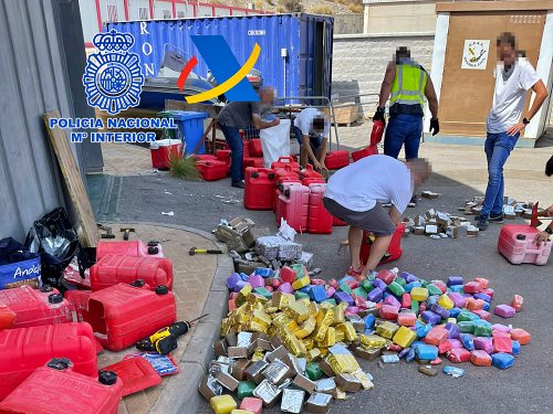 Interceptada una embarcación de recreo con 680 kilogramos de hachís en Almería