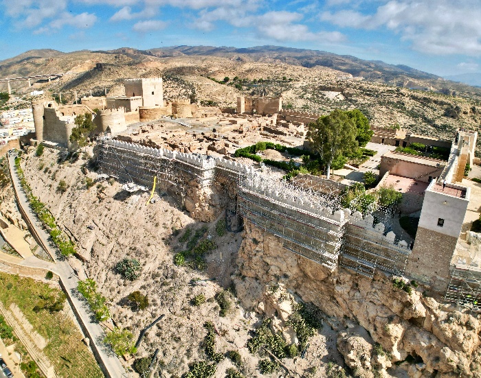 Restauración de muralla sur de la Alcazaba devolverá su color original