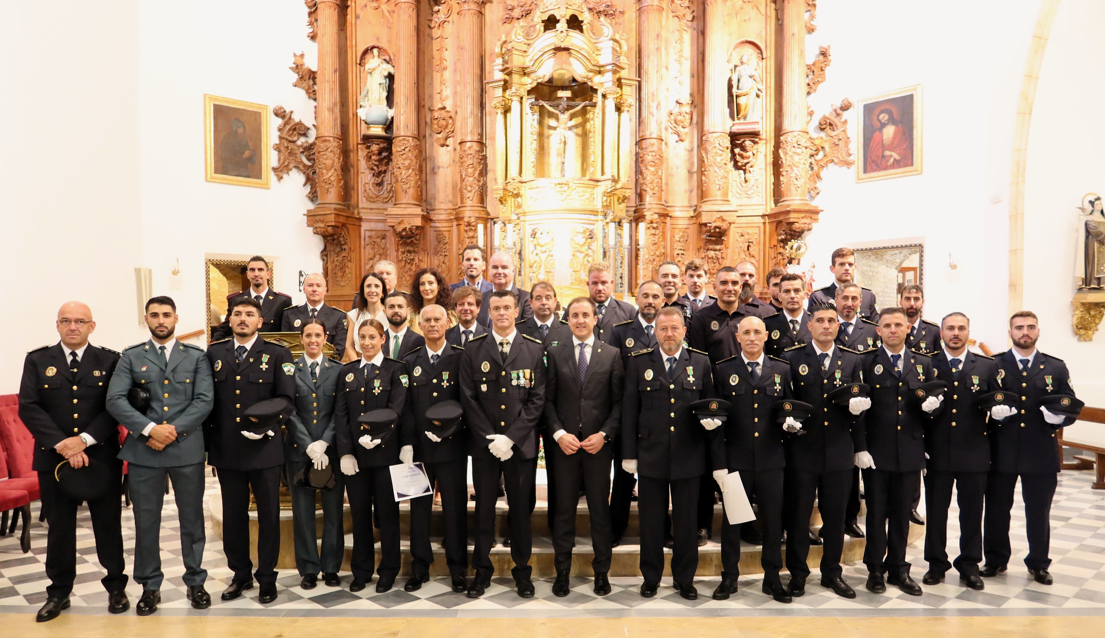 Vera reconoce a sus agentes locales con más de 25 años de servicio