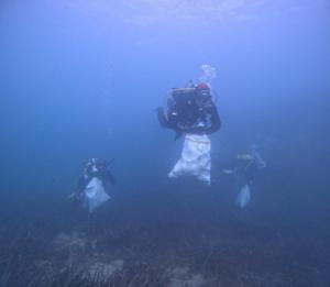 Sacan 148 kilos de basura del fondo marino de Roquetas