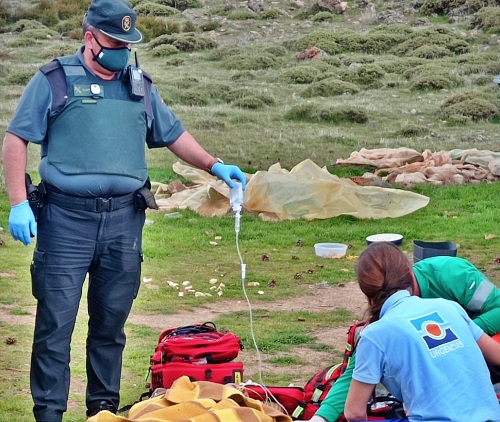 La Guardia Civil auxilia a un hombre en una zona de difícil acceso en Dalias