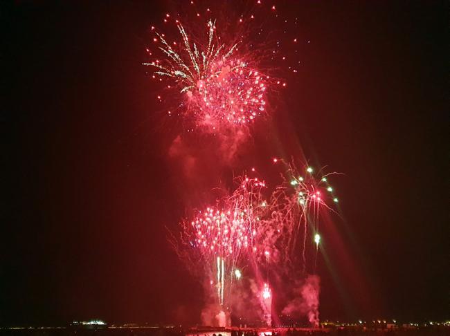 La banda sonora de películas rodadas en Almería acompaña a los fuegos artificiales del fin de Feria