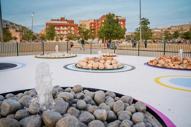 El Ayuntamiento de Roquetas de Mar añade color y luz a las fuentes del Parque de Los Bajos