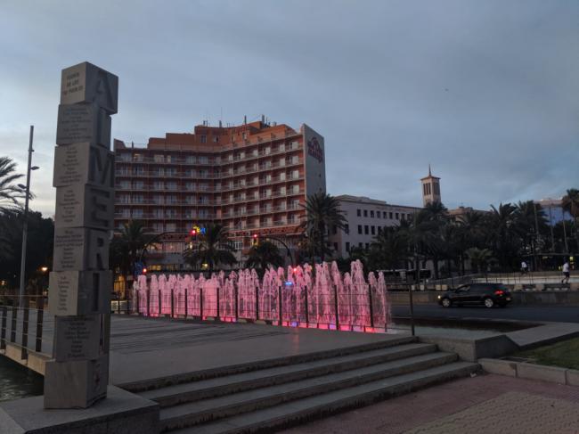 Las fuentes de Almería se tiñen de rosa en el Día Mundial Contra el Cáncer de Mama