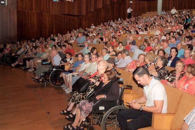 Lleno en el Teatro Auditorio en la Gala del Mayor con la cantante Joana Jiménez