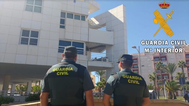 Guardia Civil auxilia a una mujer y a su madre en coma en Roquetas