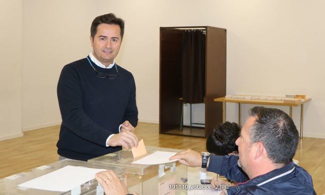 El alcalde de El Ejido (PP) vota por un gobierno que 'genere estabilidad'