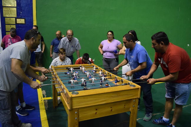 Una quincena de parejas se disputan el gran Campeonato de Futbolín de la Feria de Gádor