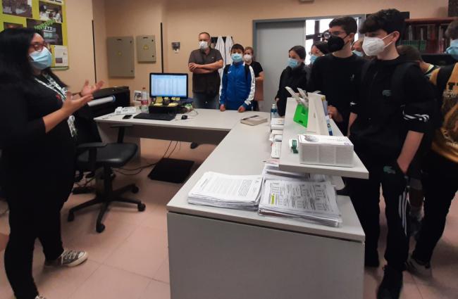 Estudiantes del IES Abdera donan libros a la Biblioteca para Pacientes del Hospital Poniente