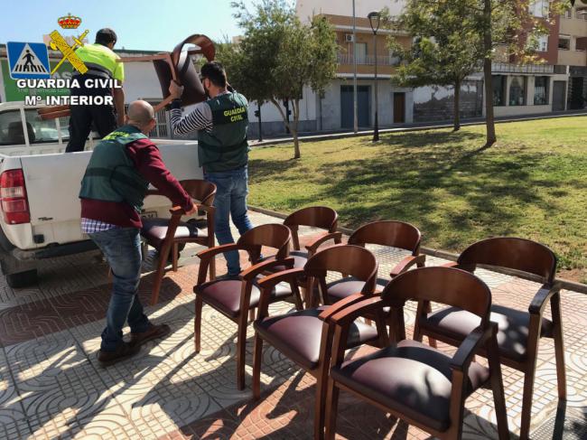 Detenido por robar mesas y sillas de bares en Roquetas