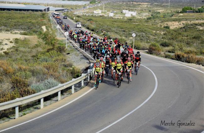 La alcaldesa de Níjar muestra su apoyo al deporte en la I Ciclodeportiva de la Comarca