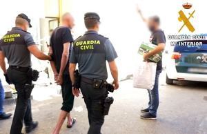 Desmantelado un bloque de viviendas dedicado al cultivo de marihuana en Roquetas de Mar