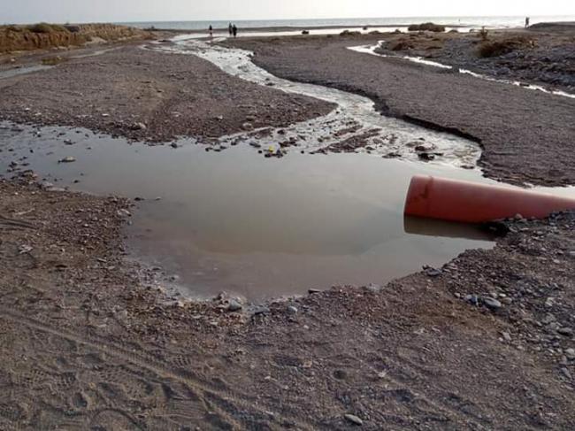 El temporal deja al descubierto una canalización de vertidos al mar en Retamar