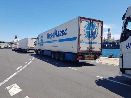 70 camiones tráiler y 4 plataformas embarcan en el Puerto de Almería con destino Nador