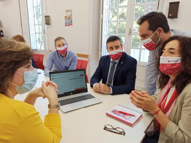 La delegada del Gobierno en Andalucía visita Cruz Roja Almería