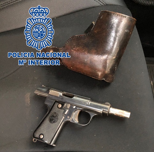 Reducen a un paciente siquiátrico que encañonó a los agentes con un arma de fuego