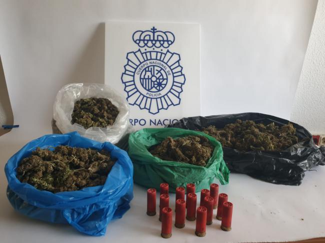 Cuatro detenidos cargados de marihuana en un coche con un menor