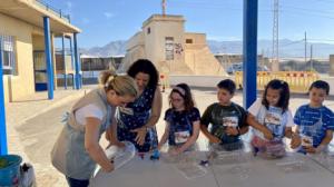 Taller de mini huertos para a escolares sobre medio ambiente