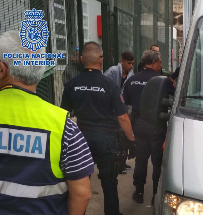 Detenido el patrón de una embarcación con 18 personas