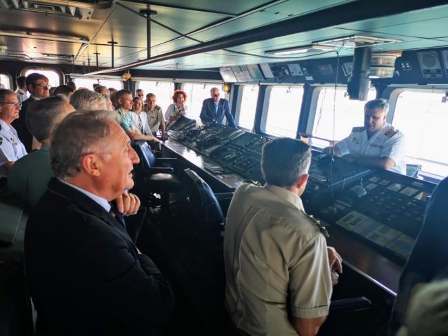 El buque de asalto anfibio ‘Galicia’, de la Armada Española, visita Almería