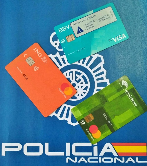 Detenidos por clonar tarjetas bancarias y comprar con ellas