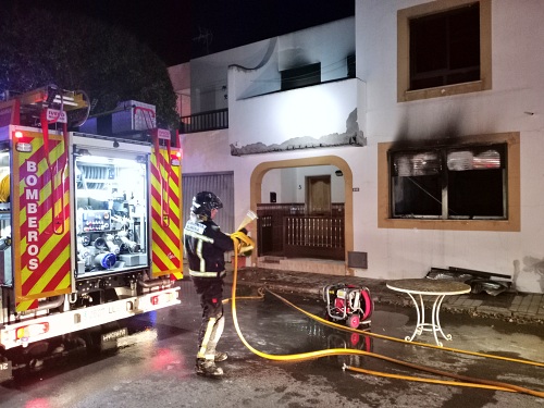 Los Bomberos extinguen un incendio en el interior de un dúplex en Cabo de Gata