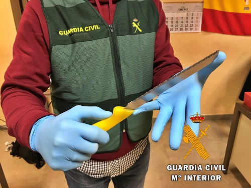 A prisión tras cortar en el cuello con gran cuchillo a una persona para robarle