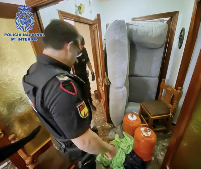 Se atrinchera en su casa de El Ejido y amenaza con hacer explotar bombonas de butano