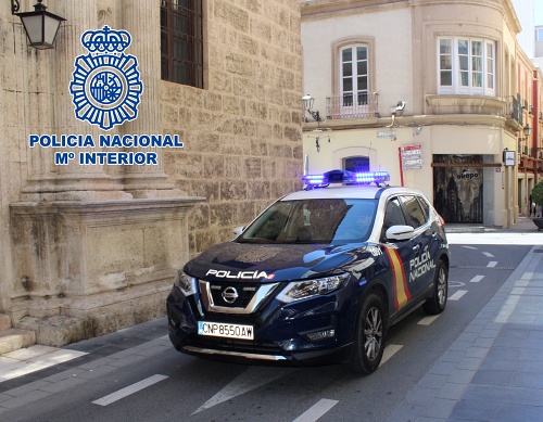 Arranca un bolardo para asaltar una farmacia