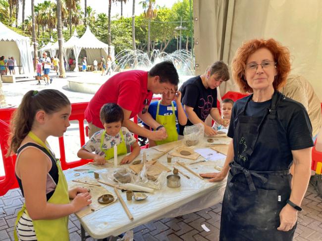 Niños y mayores aprenden el oficio de la artesanía del barrio en Alfaralmería