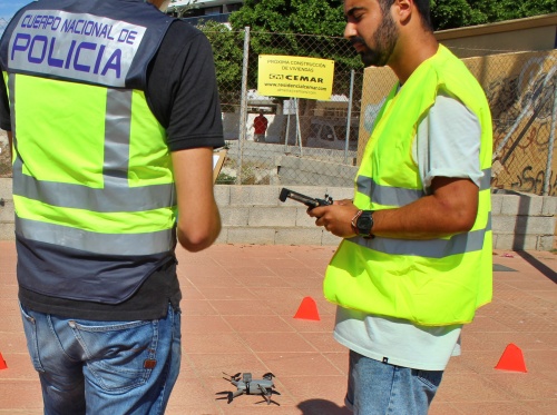 La Policía Nacional controla los vuelos ilegales de drones en Almería