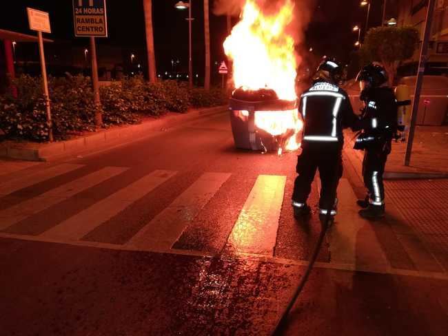 El vandalismo provoca la quema de 83 contenedores en la ciudad en lo que va de año