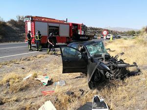 Efectivos de bomberos intervienen en el accidente ocurrido en la N-340a, en el municipio de Tabernas, en el que ha fallecido una persona y otras cuatro han resultado heridas