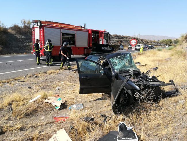 Efectivos de bomberos intervienen en el accidente ocurrido en la N-340a, en el municipio de Tabernas, en el que ha fallecido una persona y otras cuatro han resultado heridas