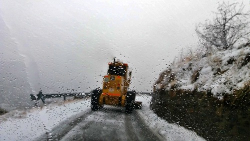 Diputación sigue abriendo carreteras tras la nevada nocturna