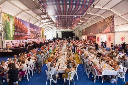 Almería rinde homenaje a los mayores en su tradicional encuentro de Feria