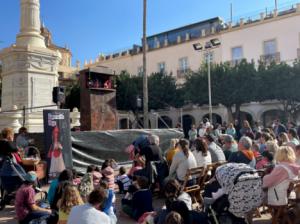 Los títeres de Caperucita Roja entretienen a los menores en la Plaza Vieja