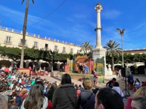 Niños y padres disfrutan de ‘El espantapájaros fantasma’ de la Plaza Vieja