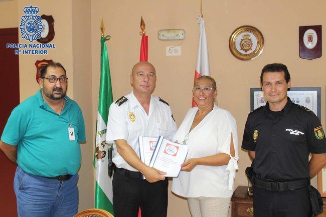 La Comisaría de Policía Nacional recibe de la Federación Gitana de Almería un 'Protocolo de Mediación ante conflictos'