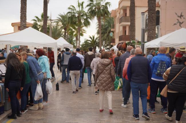 Carboneras estrena su Mercado de Artesanía de la mano de la Asociación MareNostrum