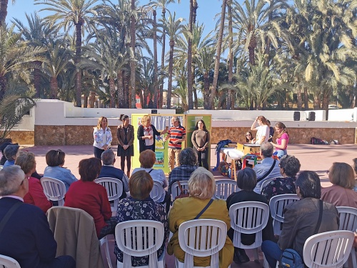 Encuentro “intergeneracional” entre estudiantes y mayores de Vera