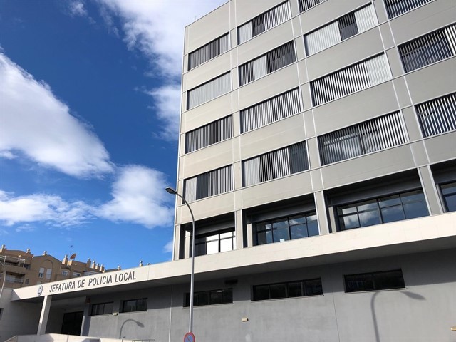 Detenido tras quedarse dormido dentro del coche en mitad de un carril de la Carretera de Ronda