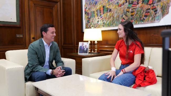 El presidente de Diputación recibe a la tiradora Carla Caballero