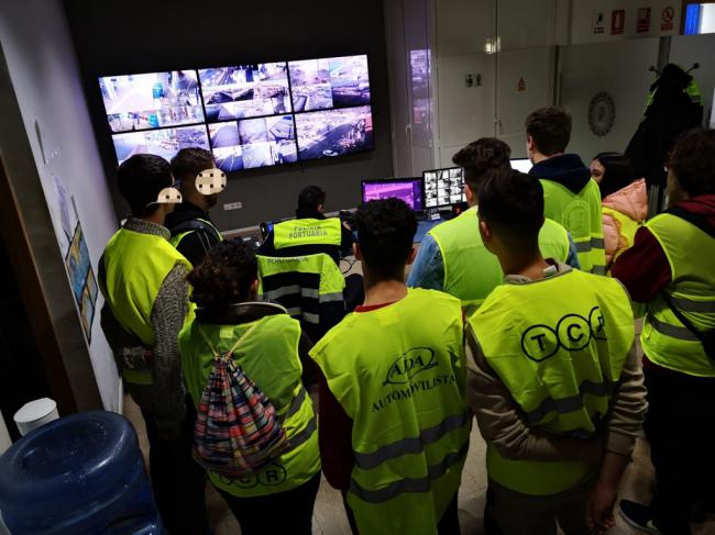 Jóvenes de los Talleres Formativo-Ocupacionales ‘Oliveros’ visitan el Puerto de Almería