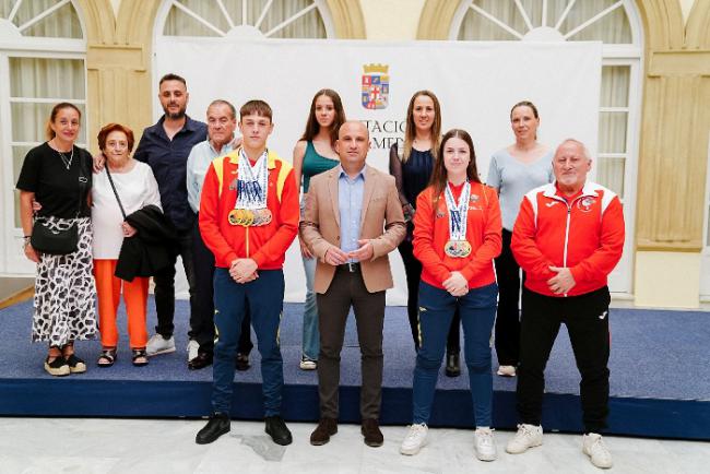 El diputado de Deportes recibe a los jóvenes campeones del mundo de kenpo kárate