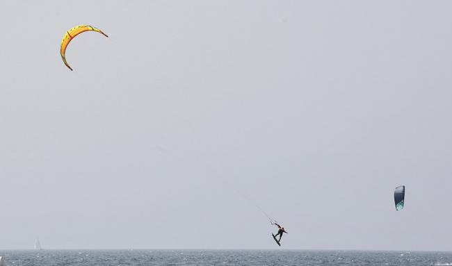 Herido un kitesurfista tras sufrir una caída en la playa de San Miguel en El Ejido