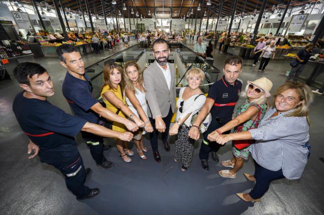 Lazos dorados en Teatro Apolo y Mercado Central por los niños con cáncer