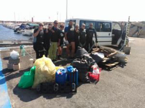 Voluntarios recogen más de tres toneladas de basura de calas inaccesibles de Níjar